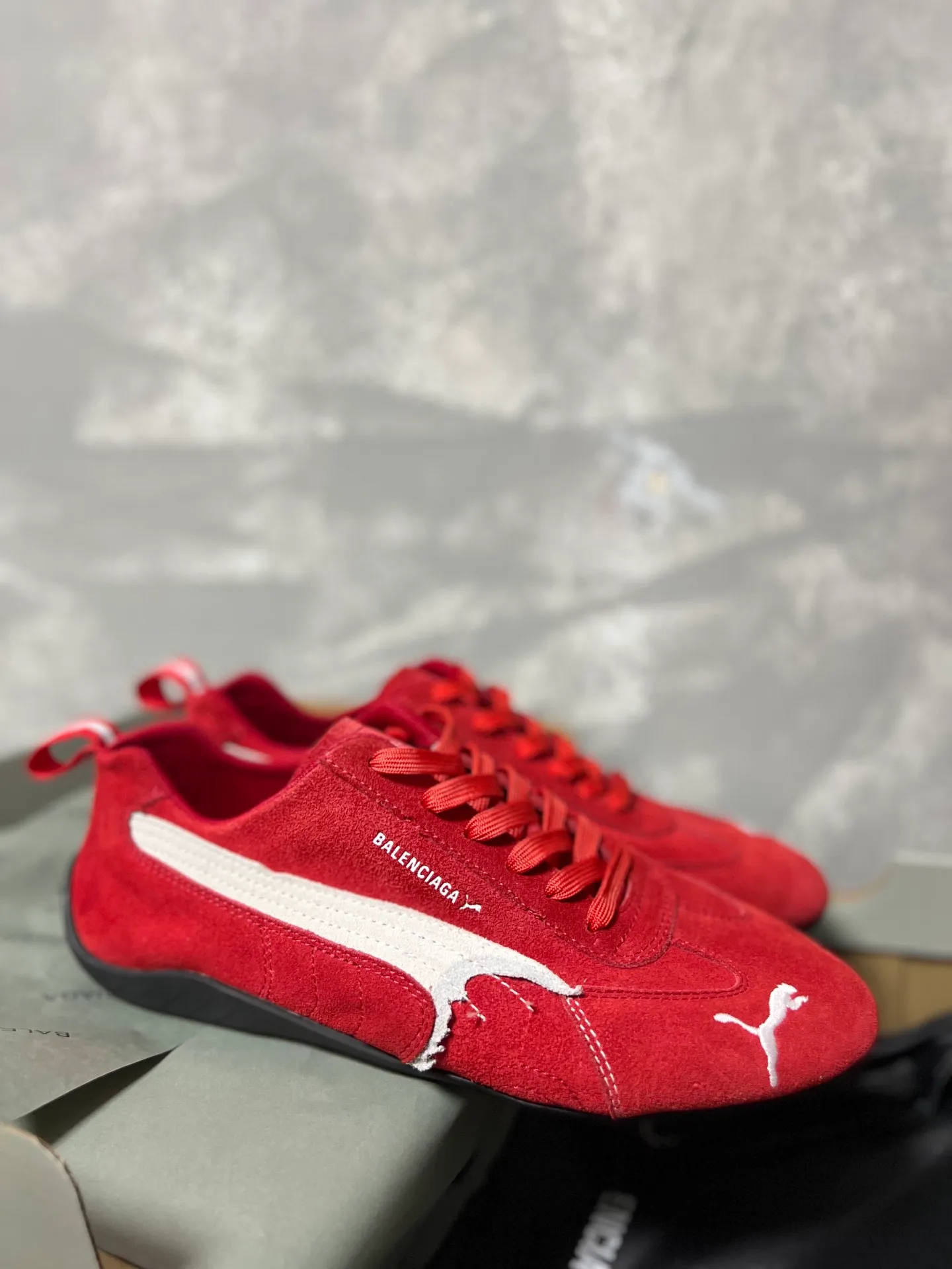 👟👟Ex-factory price 480👟👟 PUMA co-branded Balenciaga: Who knows! This pair of distressed and war-damaged Speedcats are so good-looking. The thin-soled sneakers have been upgraded to 2.0, which destroys the aesthetics of the street. More than half of the classic PUMA stripes on the side of the shoes have been "violently torn". The distressed treatment has a sense of ruined art, and it becomes the focus of the street in seconds! Hot stamping double logo + gold foil size mark on the heel, the details give a high-end feel Code number: 35-44 (45 customized)